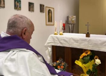 वेटिकन ने अस्पताल से पोप फ्रांसिस की तस्वीर जारी की; 14 फरवरी को भर्ती होने के बाद से पहली फोटो