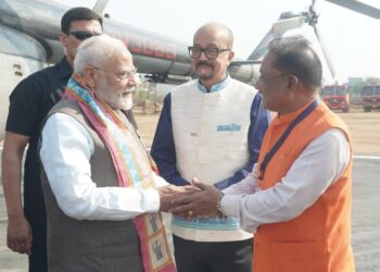 मुख्यमंत्री श्री विष्णुदेव साय ने प्रधानमंत्री श्री नरेंद्र मोदी का हेलीपैड में किया आत्मीय स्वागत