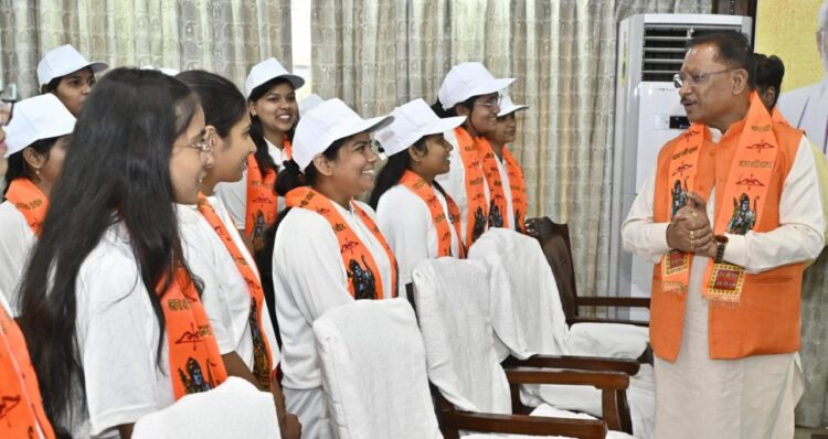 Mann Ki Baat:  मुख्यमंत्री श्री विष्णु देव साय ने बालिकाओं के साथ सुनी ‘मन की बात’ की 120वीं कड़ी