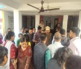 अस्पताल में महिला डॉक्टर से बदसलूकी पर बवाल : ओपीडी बंद कर सड़कों पर उतरे स्वास्थ्यकर्मी