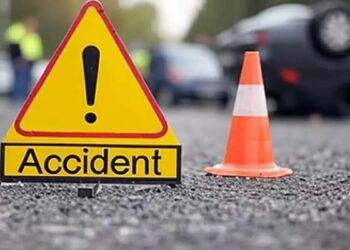 खड़े ट्रक में जा घुसी बाइक, तीन युवकों की मौके पर मौत