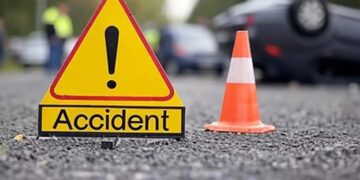 खड़े ट्रक में जा घुसी बाइक, तीन युवकों की मौके पर मौत