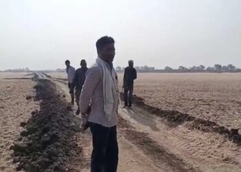 महानदी में अस्थायी रपटा बनाकर राहगीरों से अवैध टोल वसूली :  30 से 150 रुपए तक लिया जा रहा