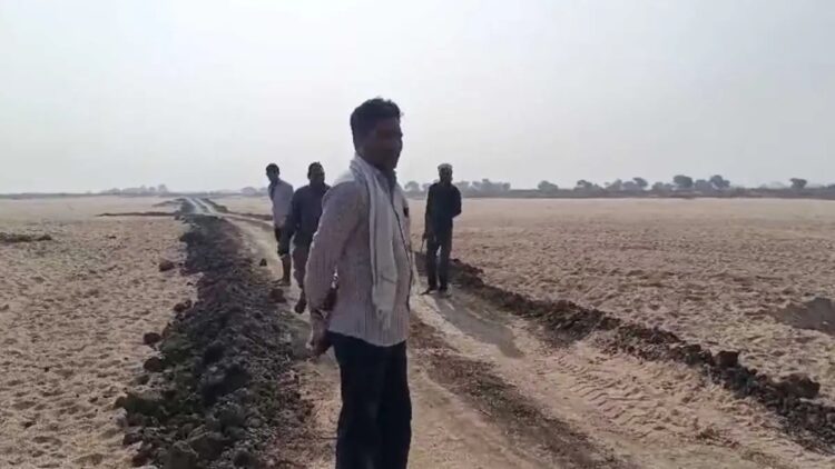 महानदी में अस्थायी रपटा बनाकर राहगीरों से अवैध टोल वसूली :  30 से 150 रुपए तक लिया जा रहा