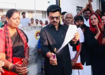 लोकसभा सीटें 850 करने के बिल पर बवाल : स्टालिन ने जलाई कॉपी, अखिलेश ने बताया ‘गुप्त एजेंडा’