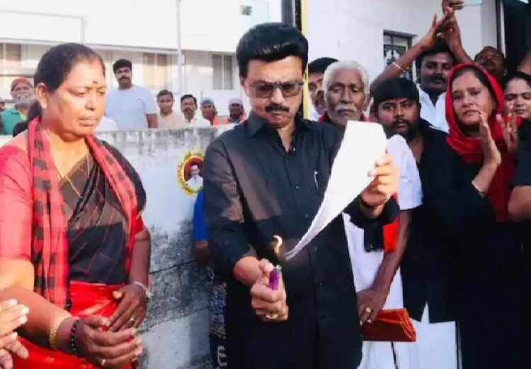 लोकसभा सीटें 850 करने के बिल पर बवाल : स्टालिन ने जलाई कॉपी, अखिलेश ने बताया ‘गुप्त एजेंडा’