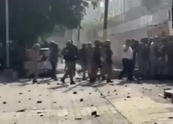 नोएडा में सैलरी वृद्धि को लेकर बवाल : 350 से ज्यादा फैक्ट्रियों में तोड़फोड़, 50 वाहन फूंके