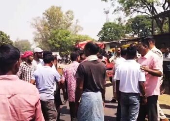 हाथी के हमले में युवक की मौत के बाद बवाल : ग्रामीणों ने शव सड़क पर रख किया चक्काजाम