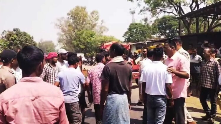 हाथी के हमले में युवक की मौत के बाद बवाल : ग्रामीणों ने शव सड़क पर रख किया चक्काजाम