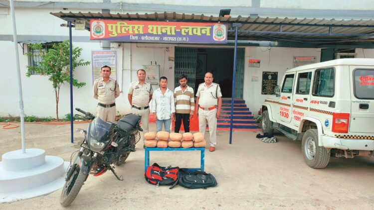 पिठ्ठु बैग में निकला 10 किलो गांजा : कसडोल के दो तस्कर गिरफ्तार