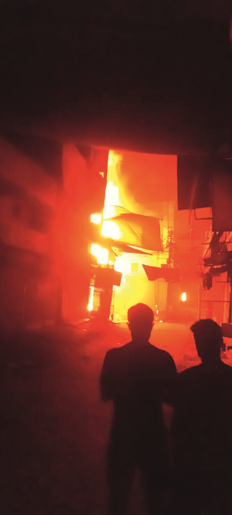 भाटापारा में आगजनी से गिरा तीन मंजिला मकान : कपड़ा और मोबाइल की दुकान जलकर खाक