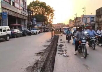 बलौदाबाजार के मुख्य मार्ग डिवाइडर पर “रार” : अवैध कटों का जाल, बिना अनुमति निर्माण