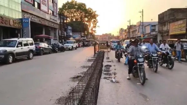 बलौदाबाजार के मुख्य मार्ग डिवाइडर पर “रार” : अवैध कटों का जाल, बिना अनुमति निर्माण