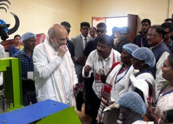 केंद्रीय गृहमंत्री अमित शाह पहुचे बस्तर : चखा इमली का स्वाद, बोले यहां की इमली का स्वाद खट्टा नहीं बल्कि मीठा