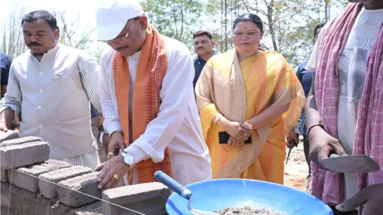 मुख्यमंत्री की सादगी ने जीता दिल : सुशासन तिहार’ में CM साय ने स्वयं करणी उठाकर जोड़ी ईंटें, भावुक हुए ग्रामीण