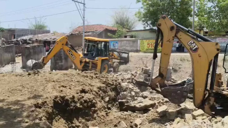 भाटापारा में चला प्रशासन का बुलडोजर : CM साय से शिकायत के बाद स्कूल की जमीन पर बना दो मंजिला अवैध मकान जमींदोज