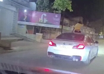 BMW की सनरूफ खोलकर युवती ने किया स्टंट : रील वायरल होने पर रिटायर्ड फॉरेस्ट ऑफिसर का बेटा गिरफ्तार, कार जब्त