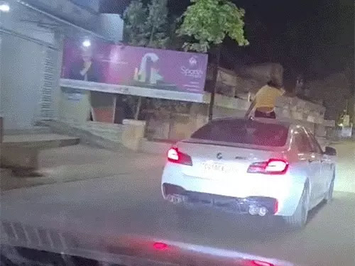 BMW की सनरूफ खोलकर युवती ने किया स्टंट : रील वायरल होने पर रिटायर्ड फॉरेस्ट ऑफिसर का बेटा गिरफ्तार, कार जब्त