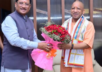 उत्तर प्रदेश के मुख्यमंत्री योगी आदित्यनाथ पहुंचे बस्तर : मुख्यमंत्री साय ने किया आत्मीय स्वागत