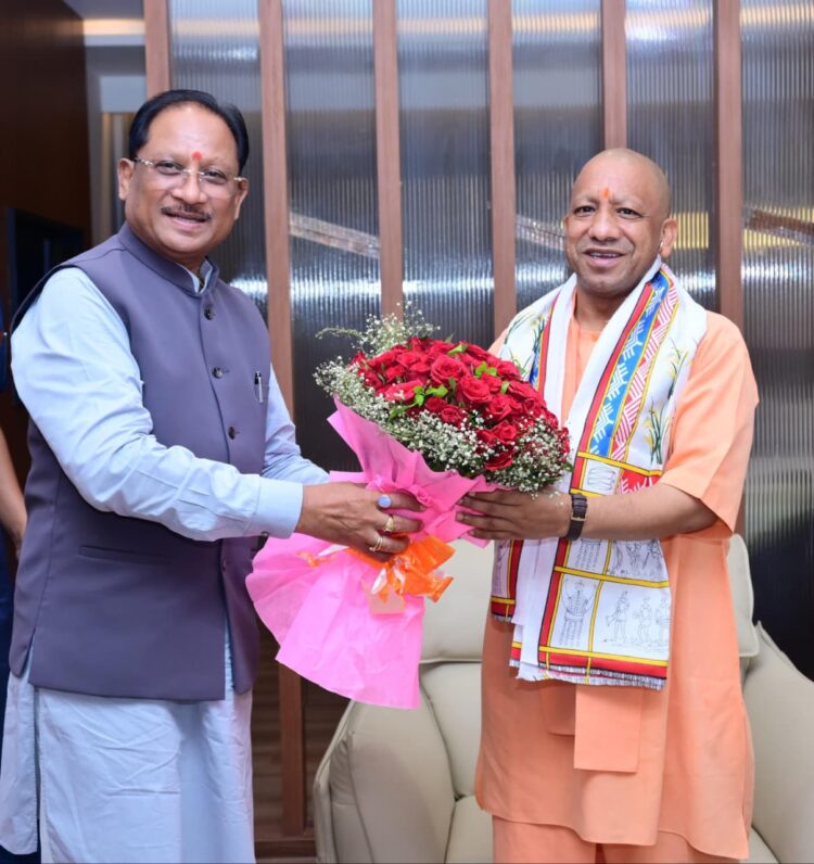 उत्तर प्रदेश के मुख्यमंत्री योगी आदित्यनाथ पहुंचे बस्तर : मुख्यमंत्री साय ने किया आत्मीय स्वागत