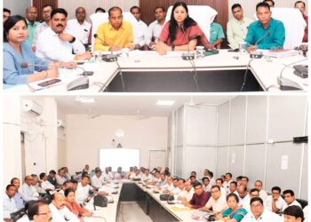 कलेक्टर के निर्देश : पढ़ाते समय कोई भी शिक्षक कक्षा में मोबाइल का उपयोग नहीं करेंगे
