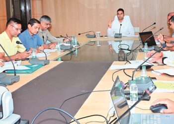 स्कूलों में अब एप के माध्यम से उपस्थिति दर्ज करायेंगे शिक्षक : लेट आने पर कटेगा वेतन