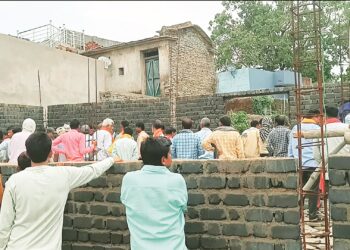 सरपंच की धमकी से ग्रामीण आक्रोशित : अनियमित निर्माण कार्य की सीईओ से की शिकायत