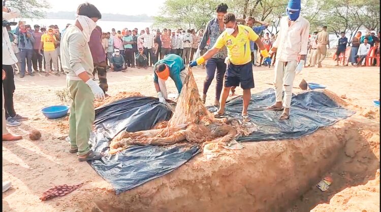एक ही गांव में 8 लोगों के मौतों का रहस्य गहराया : कब्र से निकाले गए शव, ग्रामीणों ने लगाया जहरीली शराब पिलाकर हत्या का आरोप