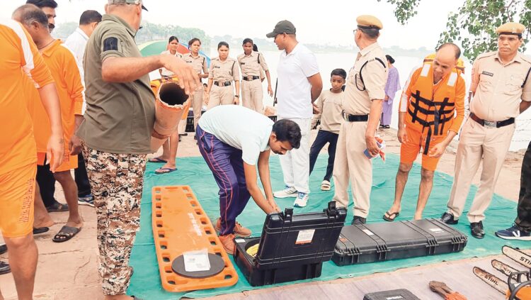 पलारी के बालसमुद तालाब में गूंजी आपदा से जंग की तैयारी : राज्य स्तरीय बाढ़ मॉक ड्रिल में दिखा रिस्कयु का दम