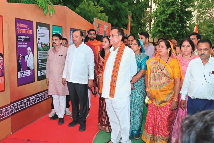 प्रधानमंत्री की 12 वर्षाें की उपलब्धि : सरकार ने लगाई फोटो प्रदर्शनी
