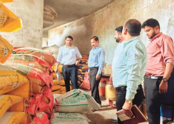 बलौदाबाजार में बिना लाइसेंस के बेच रहे थे खाद एवं बीज : जांच टीम ने किया जब्त