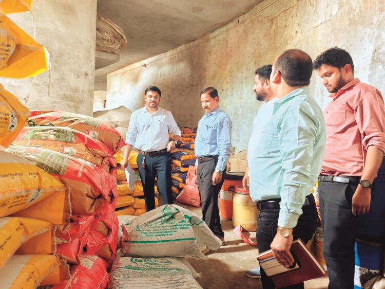 बलौदाबाजार में बिना लाइसेंस के बेच रहे थे खाद एवं बीज : जांच टीम ने किया जब्त