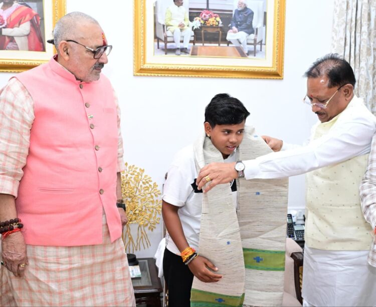 मुख्यमंत्री साय ने उपकप्तान बनीं महक नरवासे का किया सम्मान : श्रीलंका दौरे के लिए भारतीय अंडर-19 की मिली है जिम्मेदारी