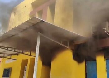 केशकाल के शासकीय कॉलेज में शार्ट सर्किट से लगी आग : अफरा-तफरी के बीच पुलिस और 112 ने पाया काबू