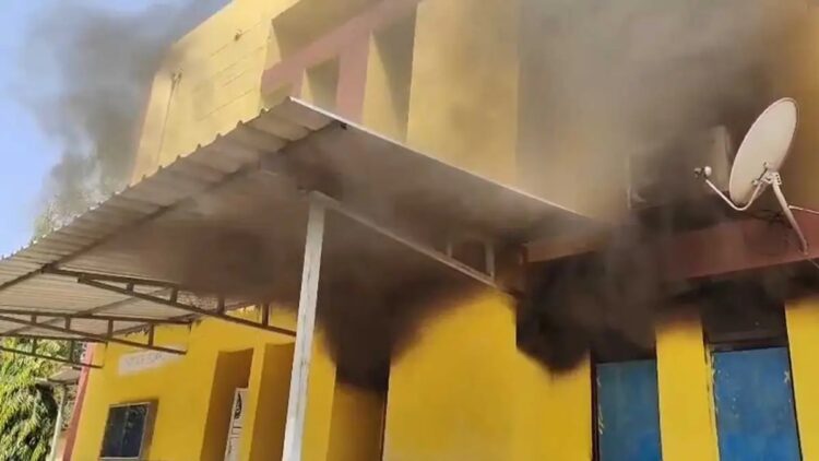 केशकाल के शासकीय कॉलेज में शार्ट सर्किट से लगी आग : अफरा-तफरी के बीच पुलिस और 112 ने पाया काबू