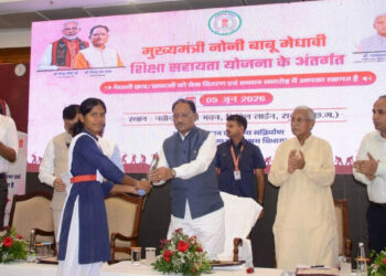 मुख्यमंत्री के हाथों मेधावी छात्रा को मिली 2 लाख की सहायता : टॉप टेन में है शामिल