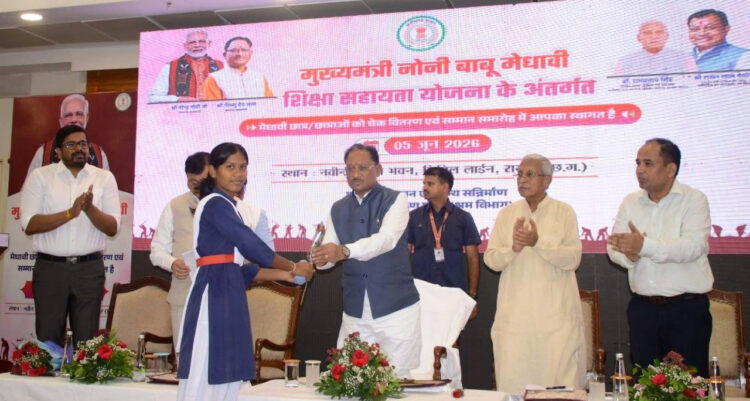 मुख्यमंत्री के हाथों मेधावी छात्रा को मिली 2 लाख की सहायता : टॉप टेन में है शामिल