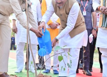 मुख्यमंत्री साय ने रोपा पीपल का पौधा : पर्यावरण संरक्षण का दिया संदेश, जनप्रतिनिधियों ने भी किया पौधारोपण