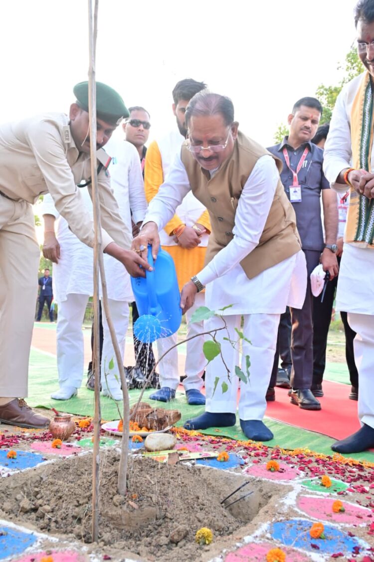 मुख्यमंत्री साय ने रोपा पीपल का पौधा : पर्यावरण संरक्षण का दिया संदेश, जनप्रतिनिधियों ने भी किया पौधारोपण