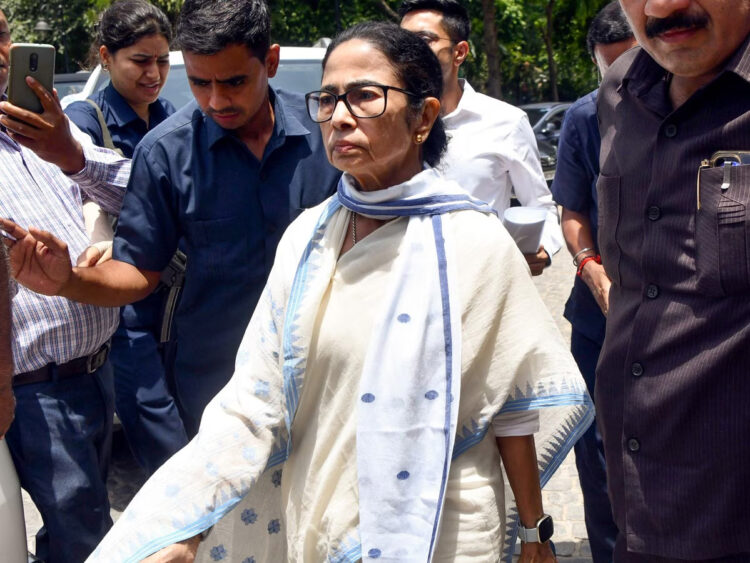 राजनीति हलचल : TMC की टूट से लोकसभा में NDA होगी 300 पार,  राज्यसभा में बढ़ेंगी सीटें