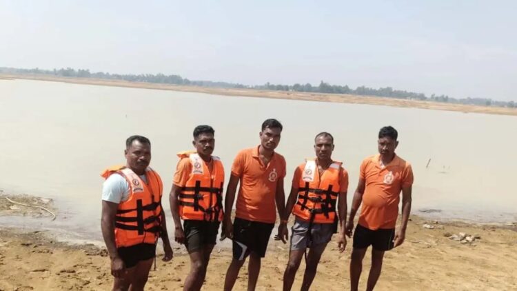 सूरजपुर जिले के बतरा बांध में नाव हादसा: गोताखोरों की टीम ने तीनों ग्रामीणों के शव निकाला, रात में मछली पकड़ने गये थे