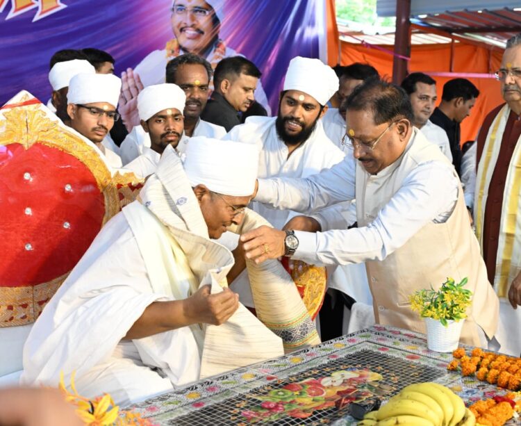 कबीर जयंती में शामिल हुए मुख्यमंत्री साय : कहा – संत के आदर्शाें पर चलकर समरसता और सेवा की भावना होगी मजबूत