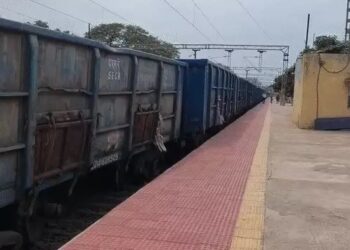 बिलासपुर में पटरी से उतरी मालगाड़ी : 3 दिन में दूसरा हादसा, जांच में JCB का बकेट फंसा मिला