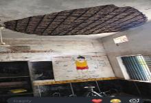 थान खम्हरिया के गुवारा स्कूल की छत का प्लास्टर गिरा : दो छात्र हुए चोटिल