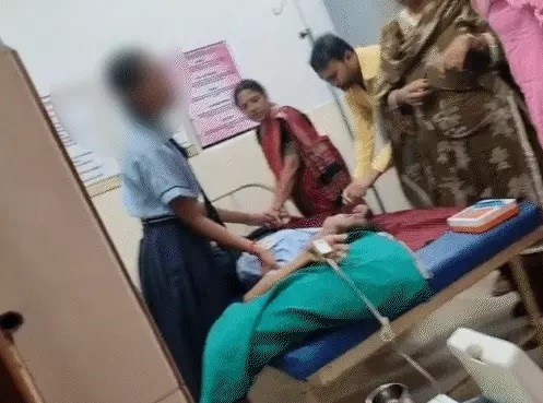 आत्मानंद स्कूल में अचानक चीखने-चिल्लाने लगीं छात्राएं : हाथ-पैर अकड़े, रोने लगी और फिर बेहोश हुईं