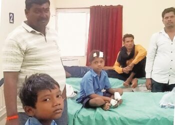थान खम्हरिया के गुवारा स्कूल की छत का प्लास्टर गिरा : दो छात्र हुए चोटिल