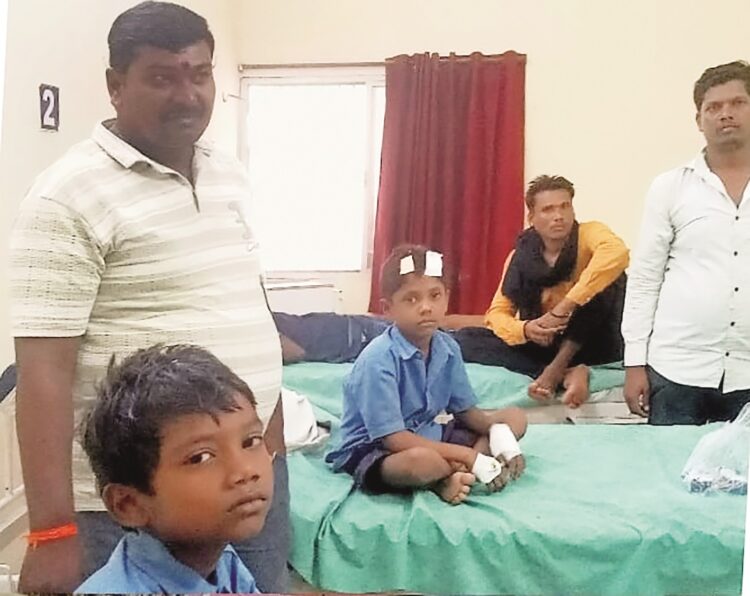 थान खम्हरिया के गुवारा स्कूल की छत का प्लास्टर गिरा : दो छात्र हुए चोटिल