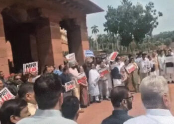 संसद परिसर बना अखाड़ा : NDA और INDIA ब्लॉक आमने-सामने, प्रियंका को सुरक्षाकर्मियों ने रोका, दोनों सदन कल तक स्थगित