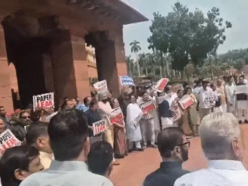 संसद परिसर बना अखाड़ा : NDA और INDIA ब्लॉक आमने-सामने, प्रियंका को सुरक्षाकर्मियों ने रोका, दोनों सदन कल तक स्थगित