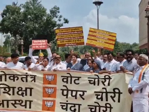 संसद में परीक्षा संशोधन विधेयक पर हंगामा : छात्रों की पिटाई मामले पर बहस के लिए अड़ा, स्पीकर ने कहा- सभी पक्ष सहमति बनाएं